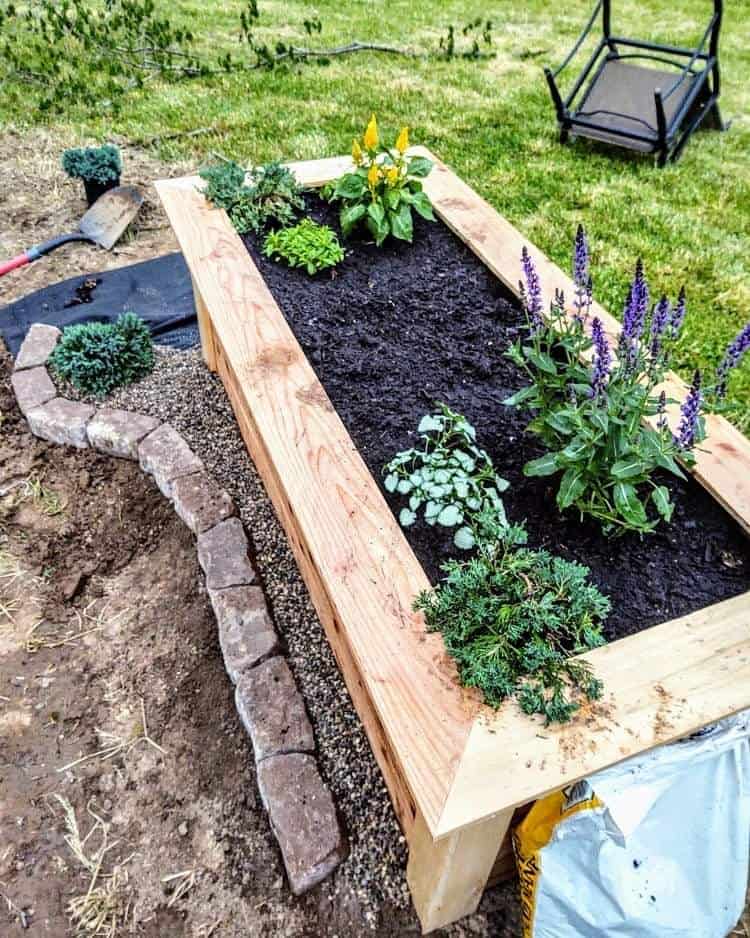 Raised garden bed