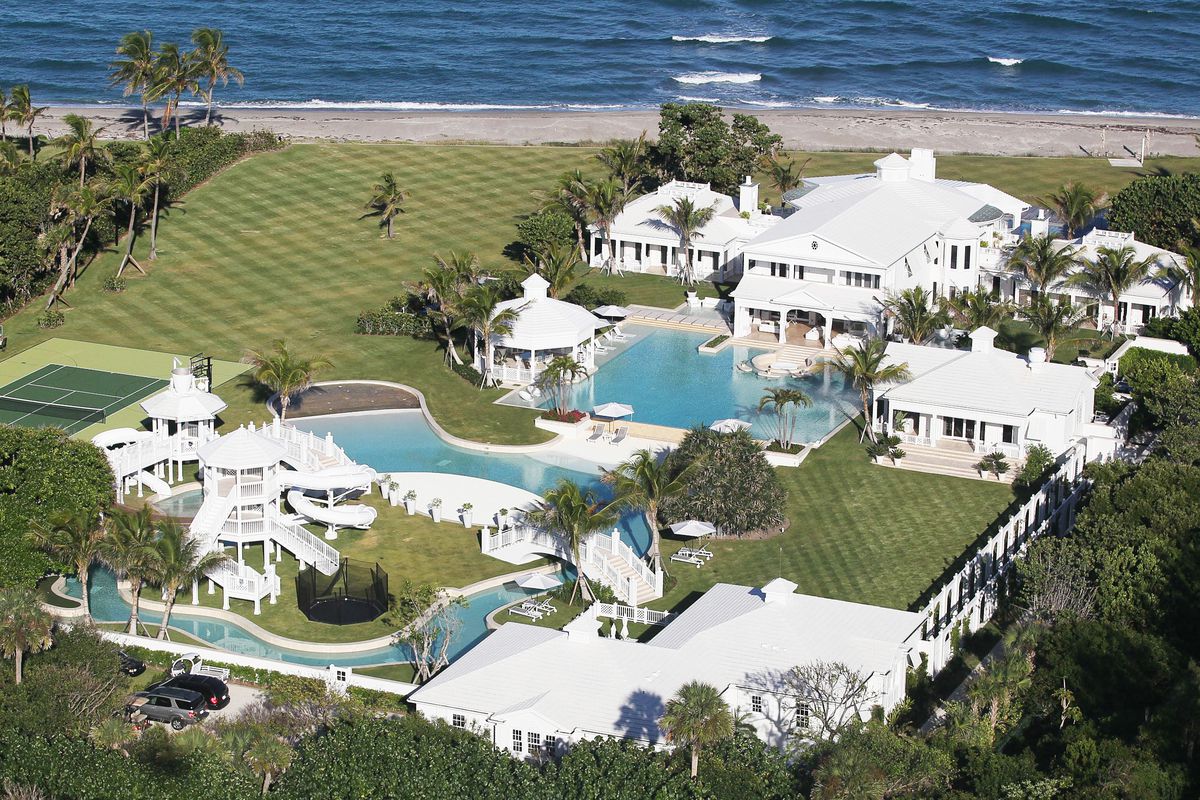 An entire view of Celine Dion mansion of Florida