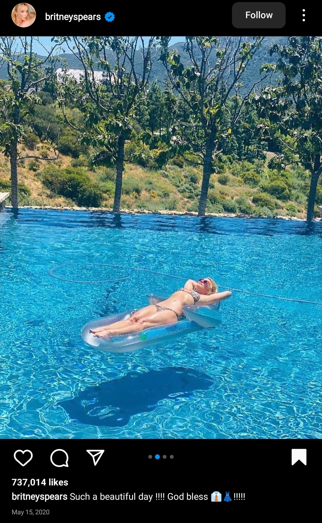 britney spears enjoying on her infinity pool