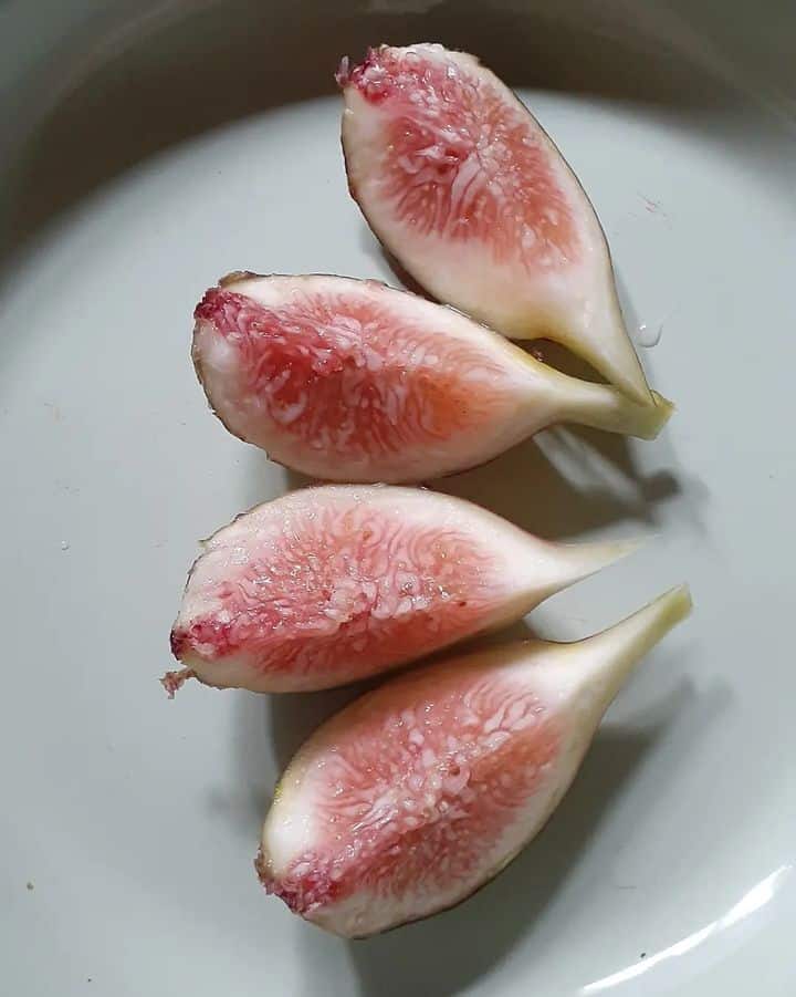 The cut open figs that are not ripen